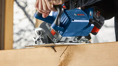 Scie circulaire Bosch coupant du bois, avec les mentions 'TURBO' et 'BRUSHLESS', et batterie 'AMP Share 18V 8Ah'.