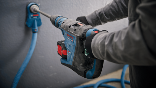 Bosch GBH18V-40C HD marteau perforateur avec texte "TURBO BRUSHLESS" et paramètres Auto Favorite, fixé à un tuyau bleu.