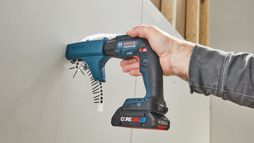 Voici la traduction :

Visseuse sans fil Bosch GTB18V-45 HD vissant des vis dans une plaque de plâtre, tenue par une personne. "CORE 18V 4Ah" est visible.