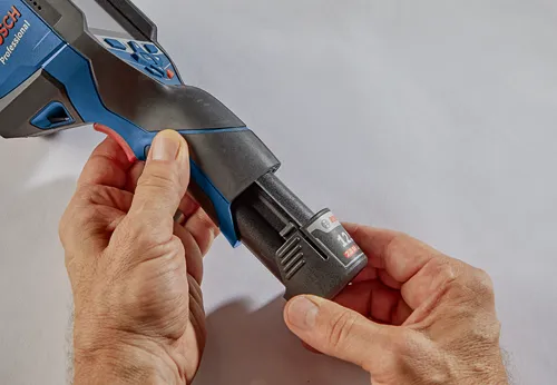 O texto traduzido é:

Insertion d'un outil Bosch Professional avec une batterie 12V 2.0 Ah.