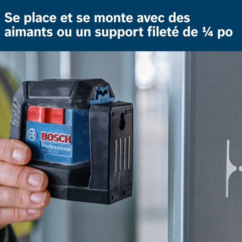 Niveau Bosch Professional GLL50-20G, avec boutons "OFF" et "ON", et étiquette "OPEN", tenu par une main.