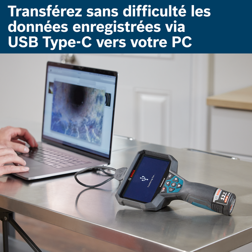Transférez facilement les données enregistrées via USB Type-C vers votre PC. Caméra d'inspection Bosch connectée à un ordinateur portable via USB-C, affichant "Transfert de fichiers..." à l'écran. Une main tape sur l'ordinateur portable.