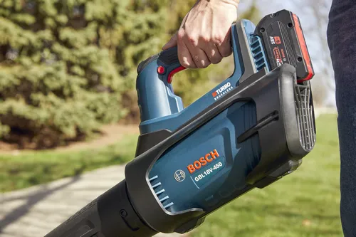 Bosch GBL18V-450 BiTurbo Souffleur à main sans fil, tenu par une personne à l'extérieur.