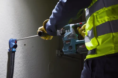 Bosch GBH18V-28C, une personne portant un gilet de sécurité utilise l'outil.