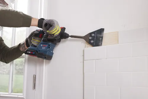 Bosch GBH18V-22 BULLDOG, outil perforateur rotatif, avec accessoire racloir pour enlever des carreaux.