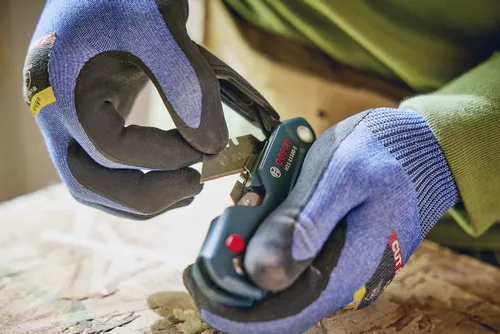 A person holding the Bosch H11-11100-1 folding knife.