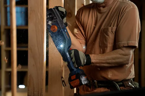 Image d’application de la perceuse à angle droit sans fil Bosch GRD18V-127HX sur un présentoir dédié au travail du bois.