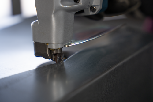 Close-up image of the blade of GSC18V-16E 18V 16-Gauge Metal Shear with Lock- On Slide Switch to cutting a metal.