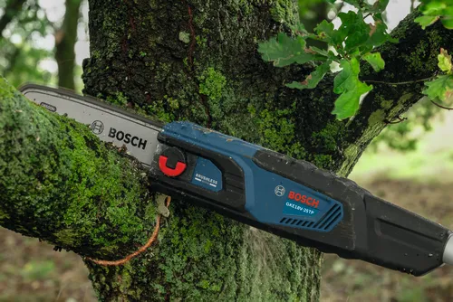 Gros plan de l’élagueuse sur perche Bosch GKE18V-25TP, 18 V, 10 po, utilisée pour couper des branches épaisses.