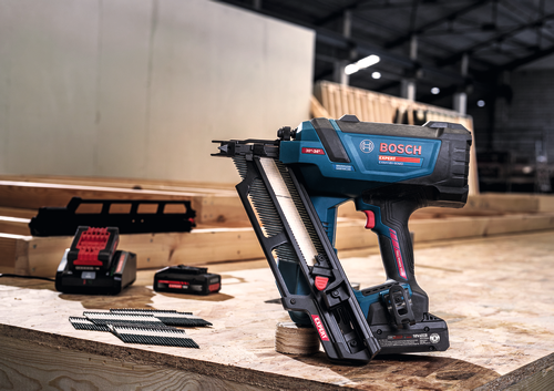 Image en situation du cloueur de charpente Bosch EXNH18V-90MDN 18 V à angle de 30 degrés posé sur un établi en bois.
