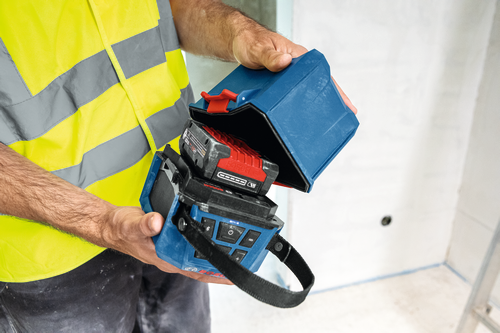 Image d’un ouvrier tenant l’enceinte Bluetooth® de chantier Bosch GPB18V-1CN 18 V et montrant l’intérieur du produit.