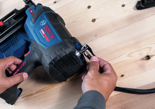 Image d’un ouvrier verrouillant le cloueur de charpente Bosch EXNH18V-90MRN EXPERT 18 V.