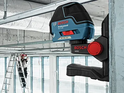 Bosch Laser trois lignes avec faisceau de mise en place GLL3-50 sur faux plafond avec cible.