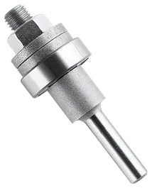 Voici la traduction :

Gros plan d'une fraise en métal. La fraise possède une queue cylindrique qui se termine en pointe, avec un écrou, des roulements et une section filetée en haut.