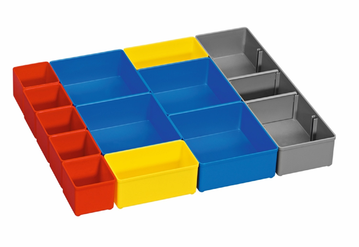 Agencement de bacs de stockage en plastique rouge, jaune, bleu et gris.