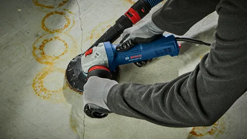 Bosch GWS10-450P angle grinder in use.