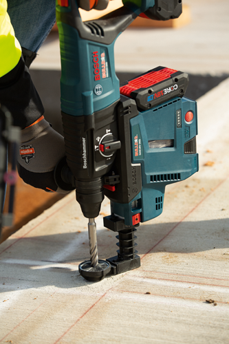 Bosch BULLDOG GDE18V-26D Boschhammer power tool with CORE 18V 4Ah battery and HEPA filter.