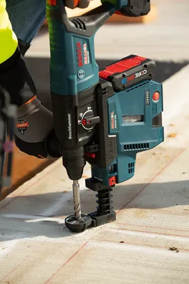 Bosch BULLDOG GDE18V-26D Boschhammer power tool with CORE 18V 4Ah battery and HEPA filter.