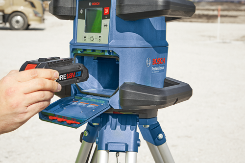 Bosch Professional GRL4000-80CH laser level, with CORE18V 4 Ah battery being inserted.