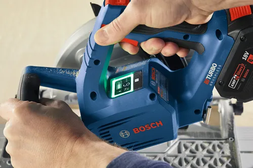 Bosch GKS18V-25GC circular saw with 18V 8Ah battery, a person is holding the saw, and a battery indicator displays LO.