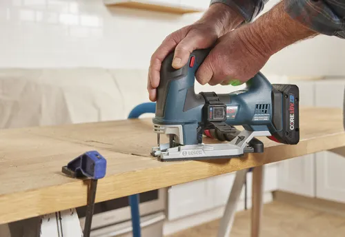 Bosch jigsaw, CORE18V 4Ah, cutting a wooden board.