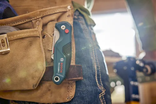 A person holding the Bosch H11-11100-1 folding knife.