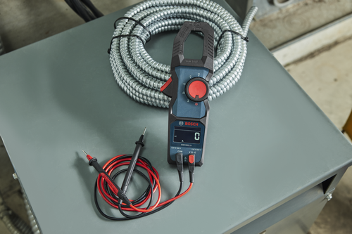 Lifestyle Image of Bosch GMC600-15 True RMS 400A Clamp Meter near the cables and M90 Test Leads.