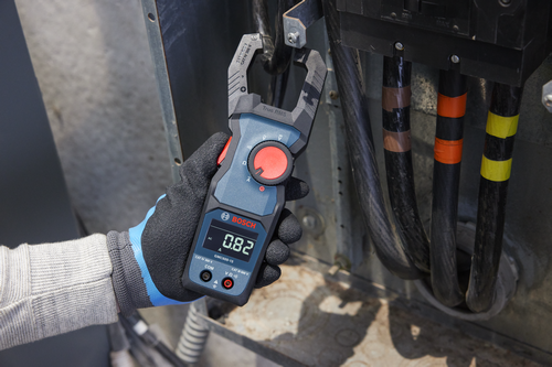 Application Image of worker using the Bosch GMC600-15 True RMS 400A Clamp Meter for voltage measurement.