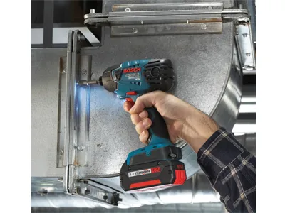 Atornillador de impacto inalámbrico Bosch, con batería 'LITHION 18V'.