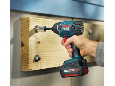 Llave de impacto Bosch, con texto visible "LITHION 18V" en uso.