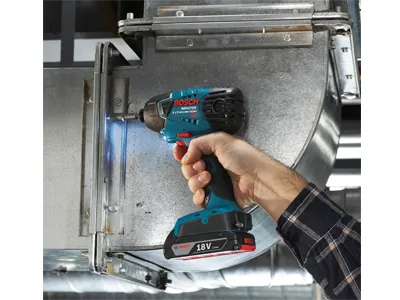 Atornillador de impacto Bosch, con batería "18V" visible y texto "LITHIUM ION", en uso.