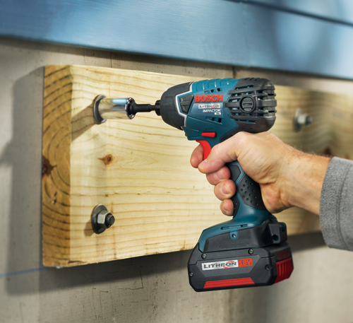Bosch Taladro de Impacto de Litio, 18V, en uso para atornillar un perno en una estructura de madera.