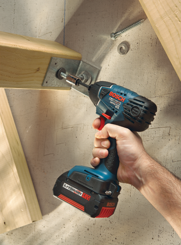 Atornillador de impacto Bosch Lithion 18V atornillando un perno en una viga de madera.