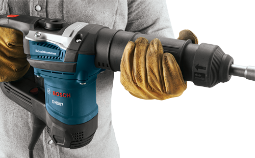 Bosch DH507 Boschhammer sujetado por una persona que lleva guantes de trabajo color beige.