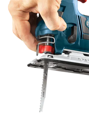 Sierra de calar Bosch con hoja para madera 'extra-clean' visible, sostenida por una mano. 'BOSCH' y 'SWISS MADE' son visibles en la hoja.