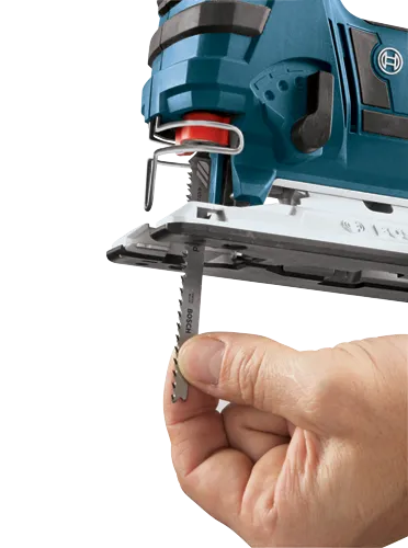 Sierra de calar Bosch, una mano sostiene una hoja con el texto "BOSCH" y "SWISS MADE".