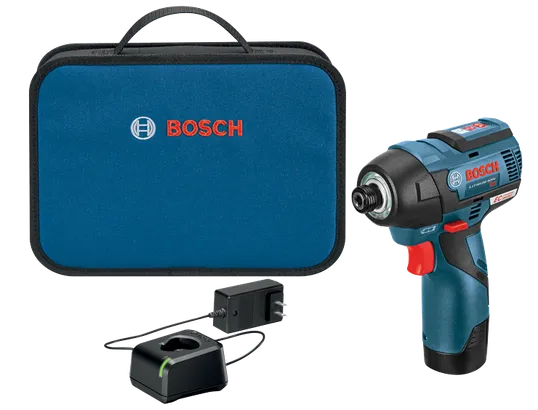 Atendendo à sua solicitação, aqui está a tradução do texto:

**Atornillador de impacto BOSCH, maletín, batería y cargador. El maletín tiene "BOSCH" impreso. El atornillador tiene "BOSCH LITHIUM-ION 12 V MAX Li-Ion motor EC sin escobillas".**