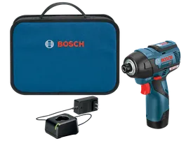 Atendendo à sua solicitação, aqui está a tradução do texto:

**Atornillador de impacto BOSCH, maletín, batería y cargador. El maletín tiene "BOSCH" impreso. El atornillador tiene "BOSCH LITHIUM-ION 12 V MAX Li-Ion motor EC sin escobillas".**