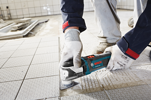 Herramienta multifunción Bosch GOP55-36 utilizada para cortar juntas de azulejos.