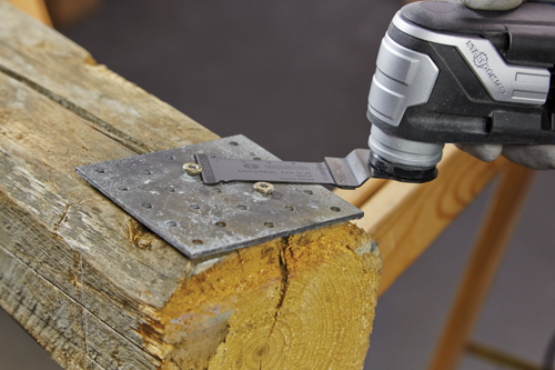 Hoja de metal Bosch MetalMax PAIZ 32 AT utilizada para cortar una viga de madera, con STARLOCK MAX.