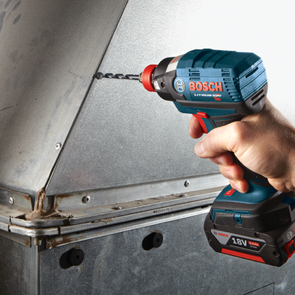 Bosch Taladro de Ión-Litio 18V, taladrando metal, mano visible, texto "DUCTMATE 35" visible.