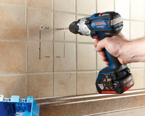 Taladro atornillador a batería Bosch de 18V con batería de iones de litio utilizado para taladrar azulejos.