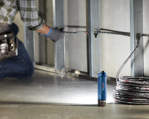 Bosch GLI12V-300 12V 2.0 Ah Li-Ion, una persona instalando cableado y un rollo de cableado.