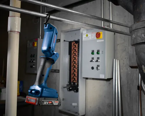 Bosch GLI18V-300, 18V, 2.0 Ah Li-ion, luz de trabajo colgada de una barra metálica.