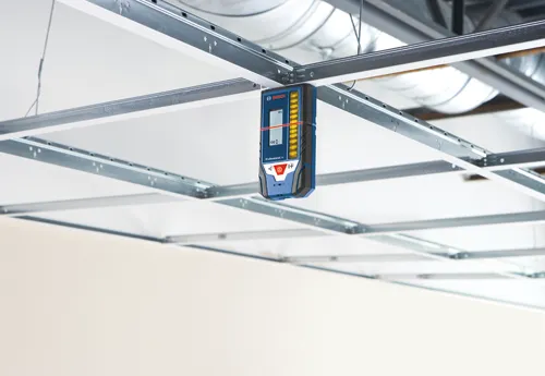 Bosch Professional LLR 8 detector suspendido del techo.
