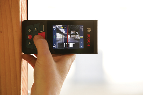 Medidor a laser digital Bosch mostrando "11'08"", "min 3'08" 1/2", "max 12'08" 1/2" y "1.5°", con la marca "BOSCH".