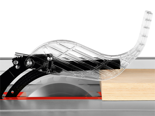 Protector de cuchilla de plástico transparente sobre la hoja de sierra circular cortando madera.