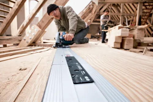 Riel Bosch FSN 160 Professional y un trabajador utilizando una sierra circular.