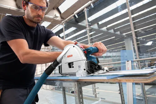 Hombre utilizando una sierra circular Bosch GKT13-255.