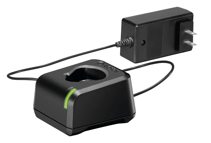 Cargador Bosch con indicador de luz verde conectado a un adaptador de corriente mediante un cable negro. El cargador y el adaptador son de color negro.